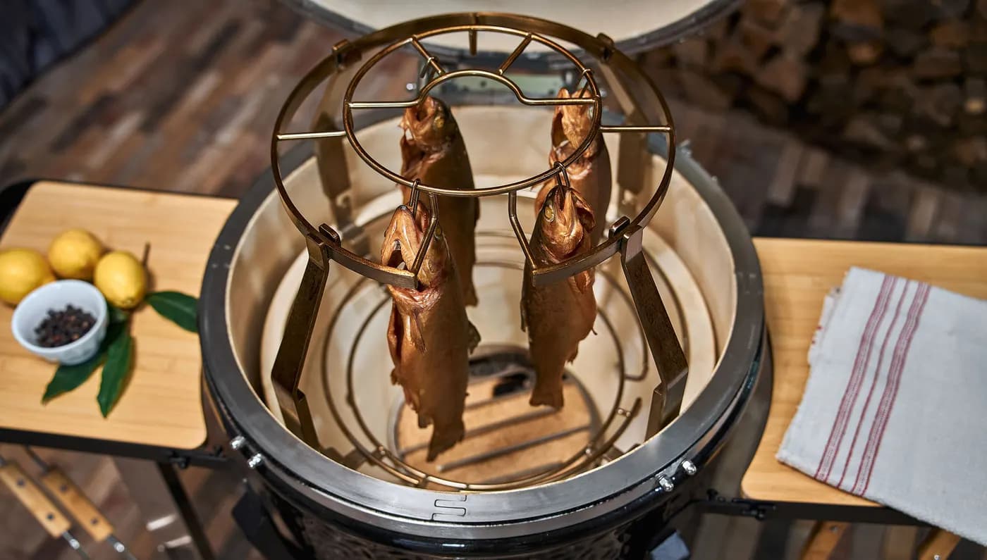 Fertig geräucherte, goldgelbe Forellen im MONOLITH Kamado