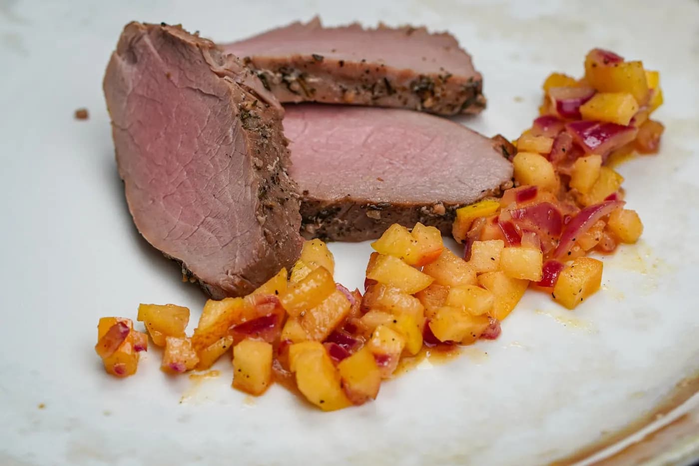 Kalt geräuchertes und gegartes Schweinefilet in Scheiben mit Apfel-Zwiebel-Chutney