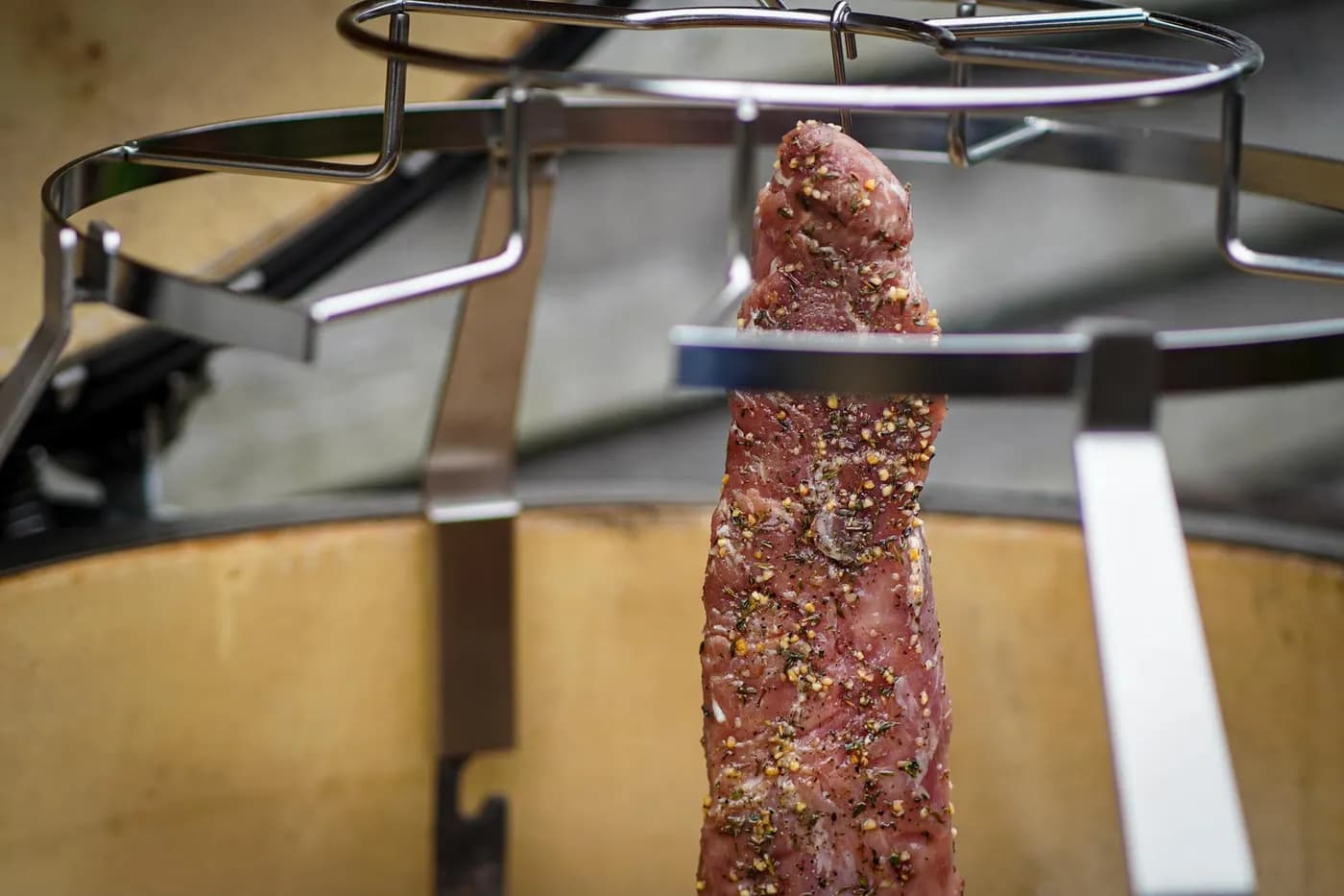 Gewürztes Schweinefilet hängt am Smoke Set im MONOLITH Kamado