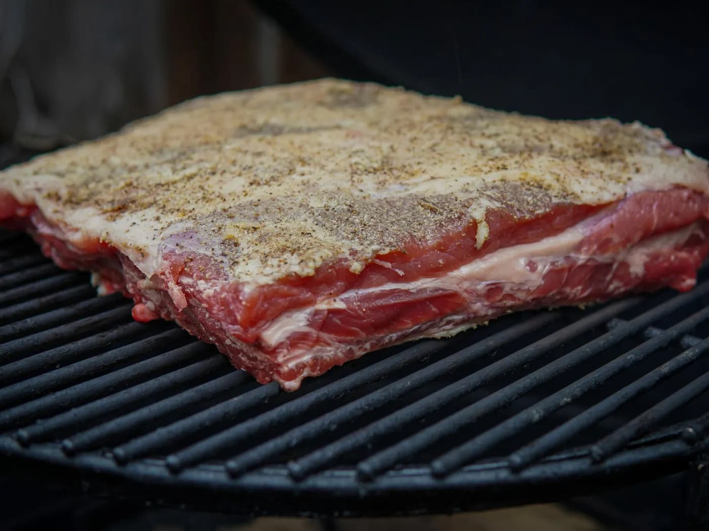 Gewürzte Beef Ribs liegen auf dem Rost eines MONOLITH Kamados