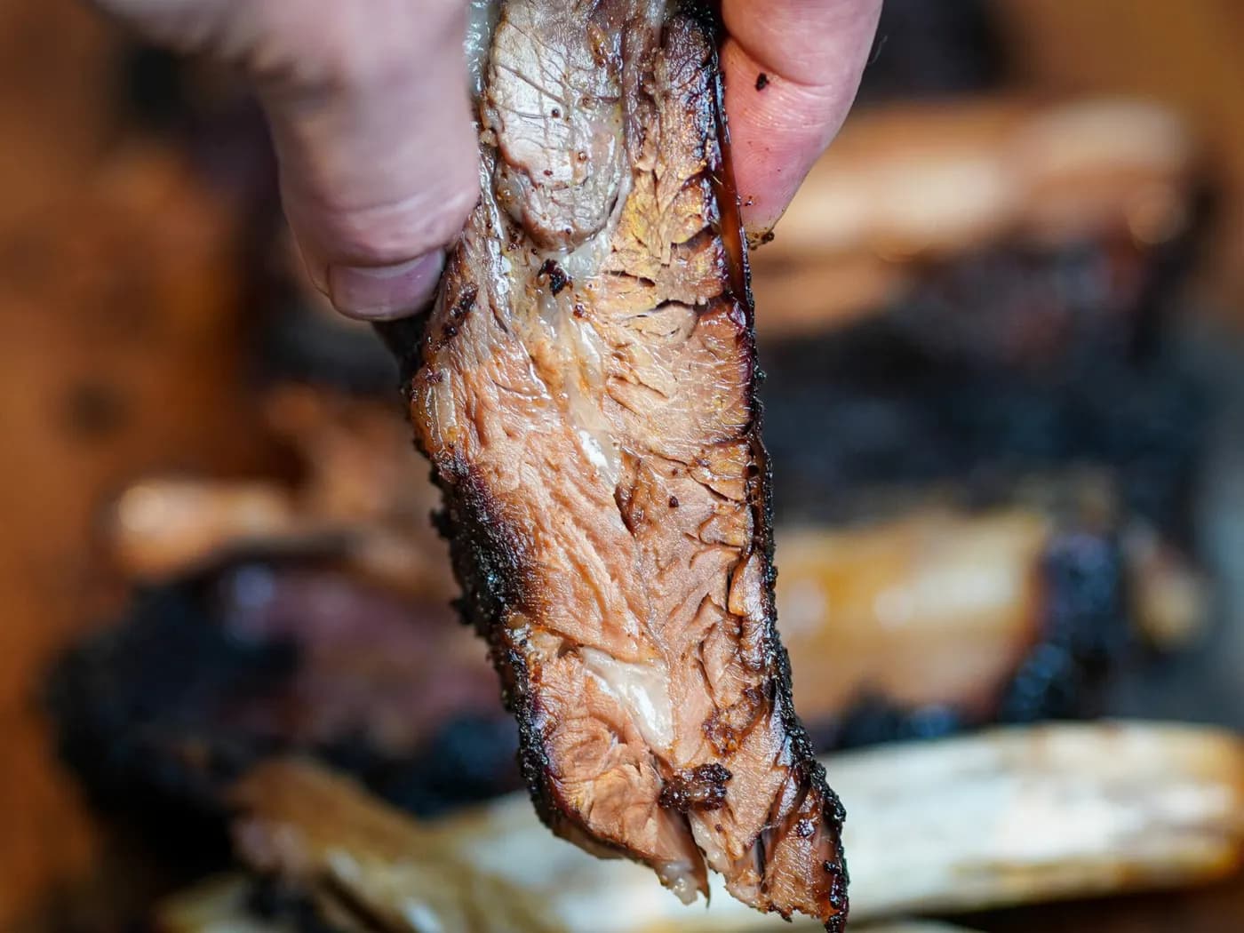 Zart gegartes Fleisch einer Beef Rib lässt sich vom Knochen ziehen